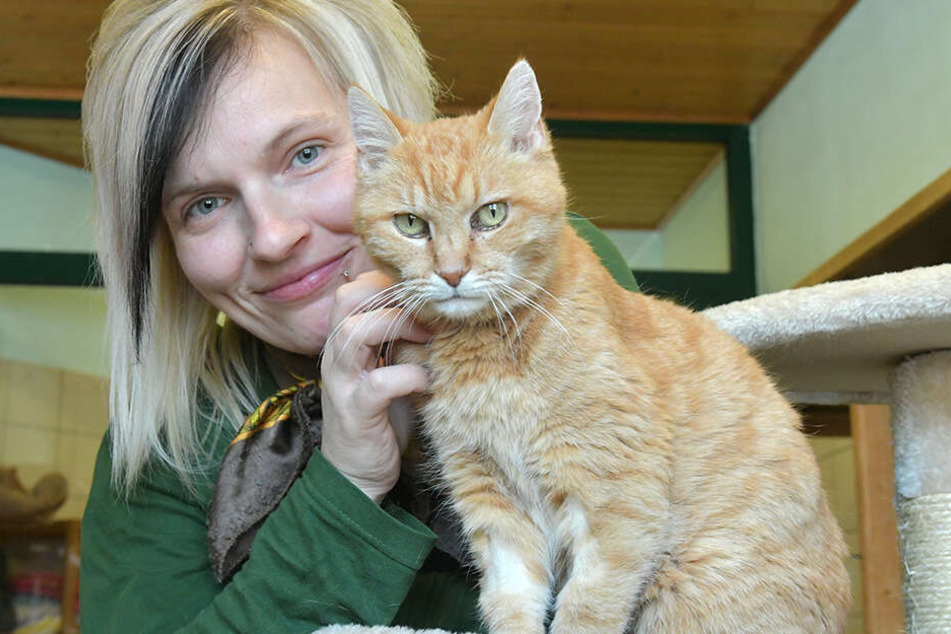 Tierpflegerin Madlen Wunderlich (34) mit Katze "Omi" (13).