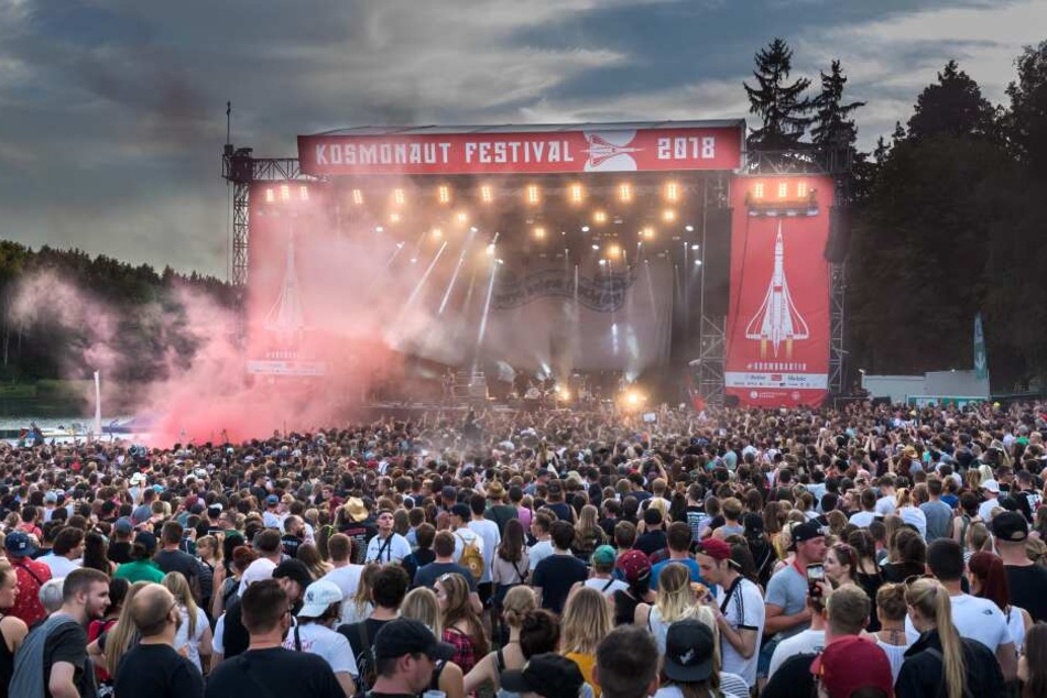 Das für den 4. Juli in der Chemnitzer Innenstadt geplante Konzert soll ein Ableger des Kosmonaut Festivals sein, das von der Band Kraftklub initiiert wurde und seit 2013 jährlich am Stausee Oberrabenstein ausgetragen wird.