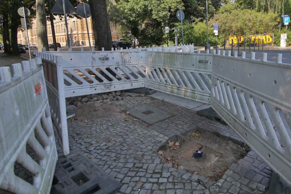 Im Zuge der Sanierung der Albertbrücke und Sachsenallee wurde die Ziegelstraße nun gesperrt, die Ampel damit überflüssig und abmontiert.
