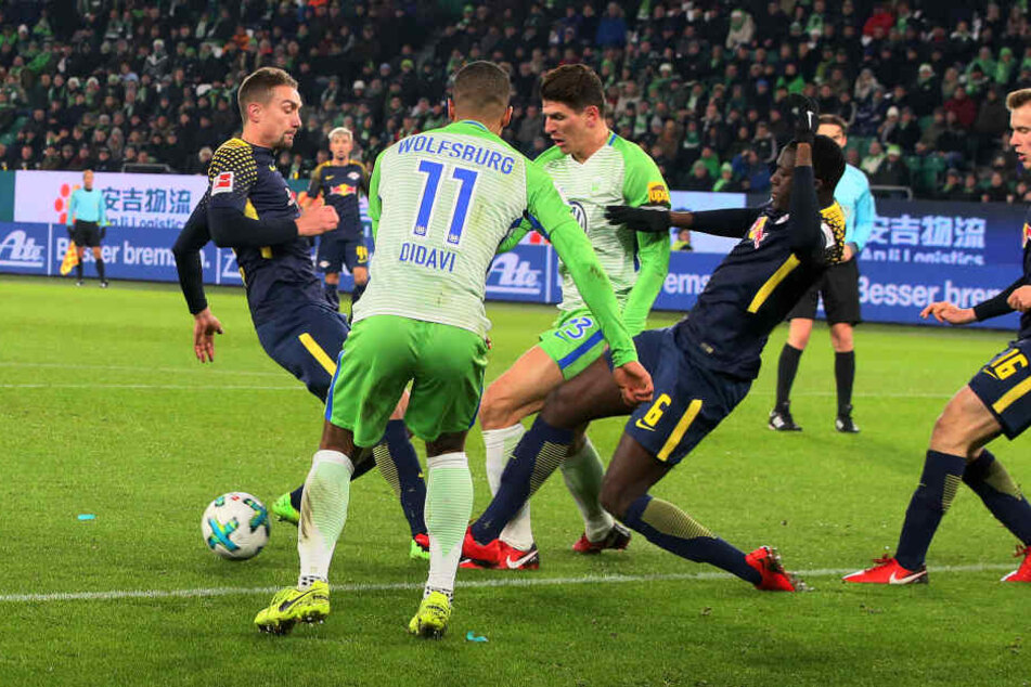 Ibrahima Konaté kommt angesprungen, versucht Mario Gomez den Ball wegzuspitzeln. Doch er tritt dem Nationalstürmer auf den Fuß, der daraufhin fällt. Den Elfmeter verwandelte Paul Verhaegh sicher.