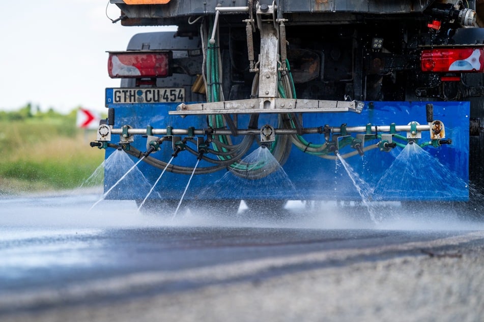 Um Hitzeschäden vorzubeugen, wird die Straße gekühlt.