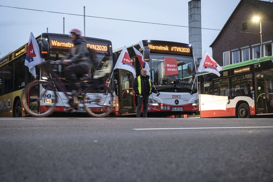 Busse (wie hier in Dortmund) machen mit ihrer Digitalanzeige auf den Warnstreik aufmerksam.