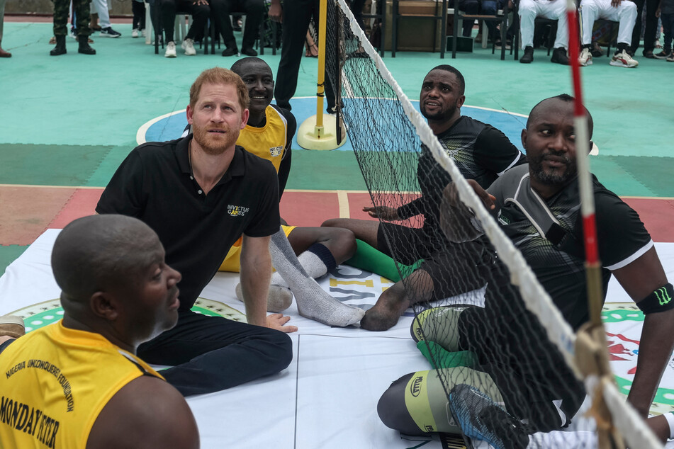 Prince Harry (l.) participated in a seated volleyball match with army veterans in Nigeria on Saturday.