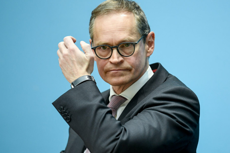 Michael Müller (SPD), Berlins Regierender Bürgermeister des Landes Berlin, gestikuliert bei der Senats-Pk.