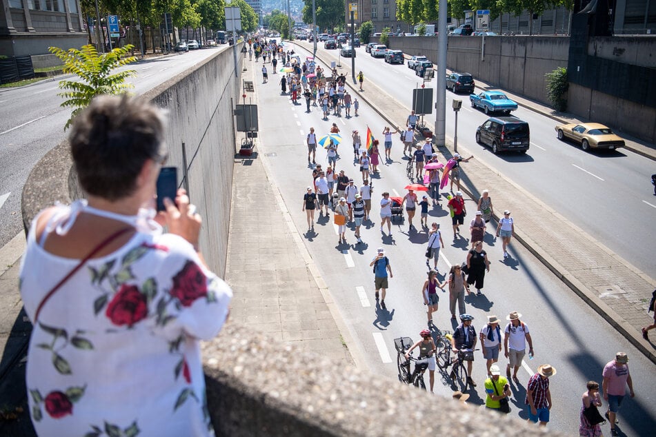 Teilnehmer gehen während einer Demonstration gegen die Corona-Maßnahmen unter dem Motto "Ruf der Trommeln" über die B14. Die Demonstration wurde von einer Privatperson angemeldet.