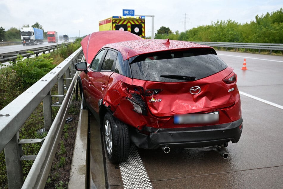 Beide Fahrzeugführer wurden leicht verletzt.