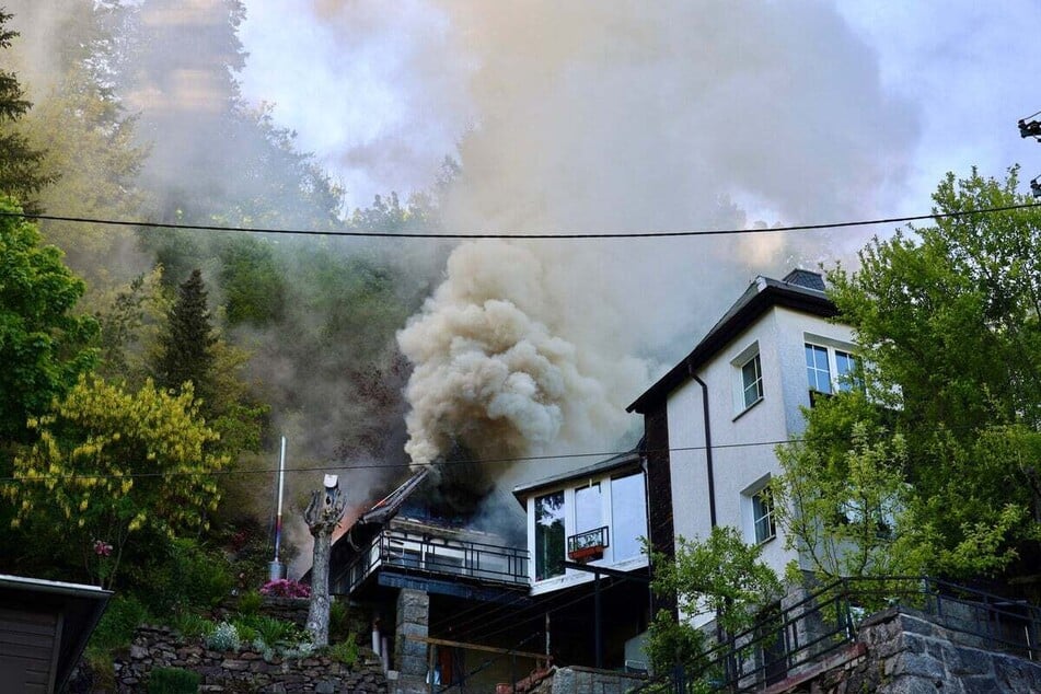 Dunkler Rauch stieg in die Höhe: Die Feuerwehr kämpfte am Dienstagabend gegen die Flammen.