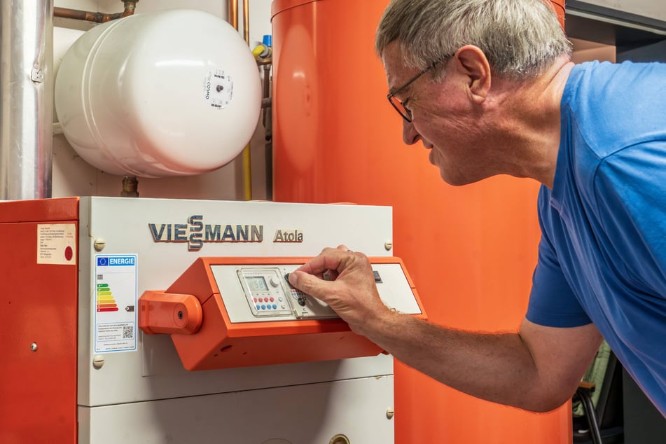 Ein Mann kontrolliert seine Gasheizung. Noch sind die Preise für Erdgas stabil.