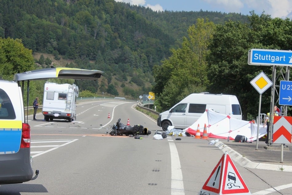 Die Polizei sicherte die Straße für mehrere Stunden ab.