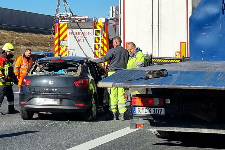 Eine Autofahrerin ist auf der A3 bei Regensburg am Mittwochmorgen auf einen Lastwagen aufgefahren und schwer verletzt worden.