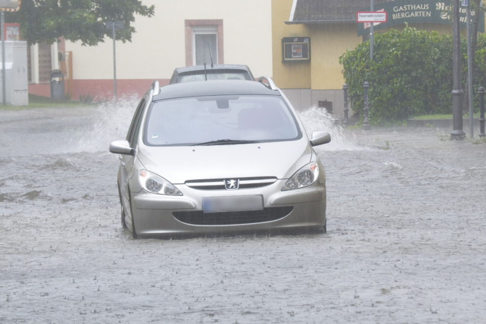 Zahlreiche Autofahrer wurden von dem Starkregen überrascht.