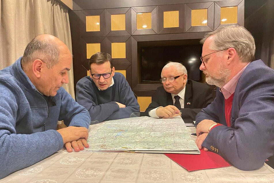 Der slowenische Ministerpräsident Janez Jansa (v.l.n.r.) trifft sich mit seinem polnischen Amtskollegen Mateusz Morawiecki, dessen Vize Jaroslaw Kaczynski sowie dem tschechischen Ministerpräsidenten Petr Fiala in Kiew.
