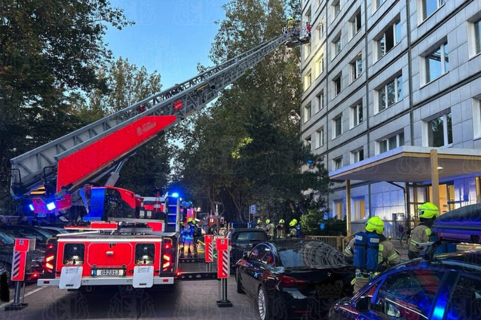 Die Feuerwehr ist mit einem Großaufgebot bei dem Brand in Friedrichshain vor Ort gewesen.