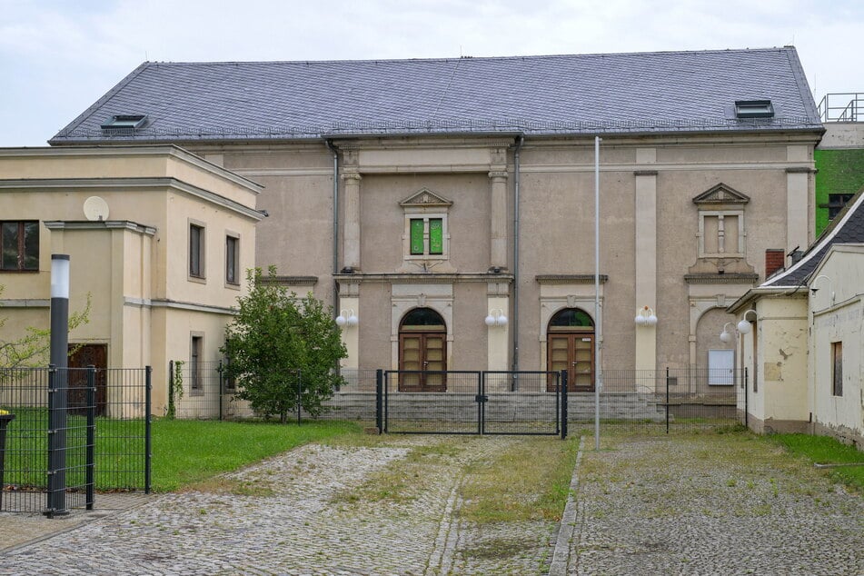 Von der Unterbringung im ehemaligen "Theater Junge Generation" an der Meißner Landstraße ist die Stadt abgerückt.