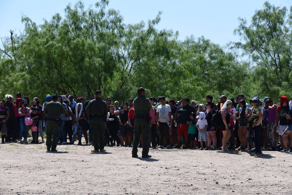 Hundreds of migrants arrived at the US-Mexico border in Eagle Pass, Texas in July 2022.