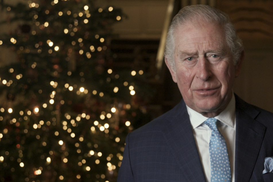Kuriose Spenden-Aktion: Charles, Camilla und Bond-Stars lesen Gedicht