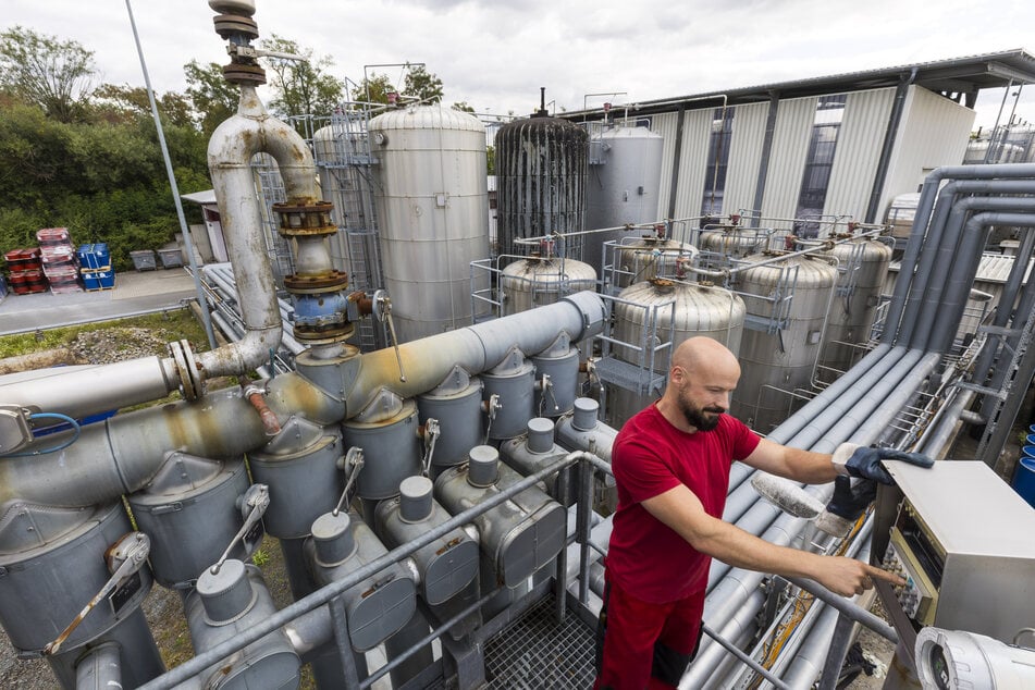 Hier wartet das Konservierungsmittel auf die Abfüllung in Fässer: Vize-Produktionsleiter Sebastian Schöne (39) an den Tankspeichertürmen der Firma.