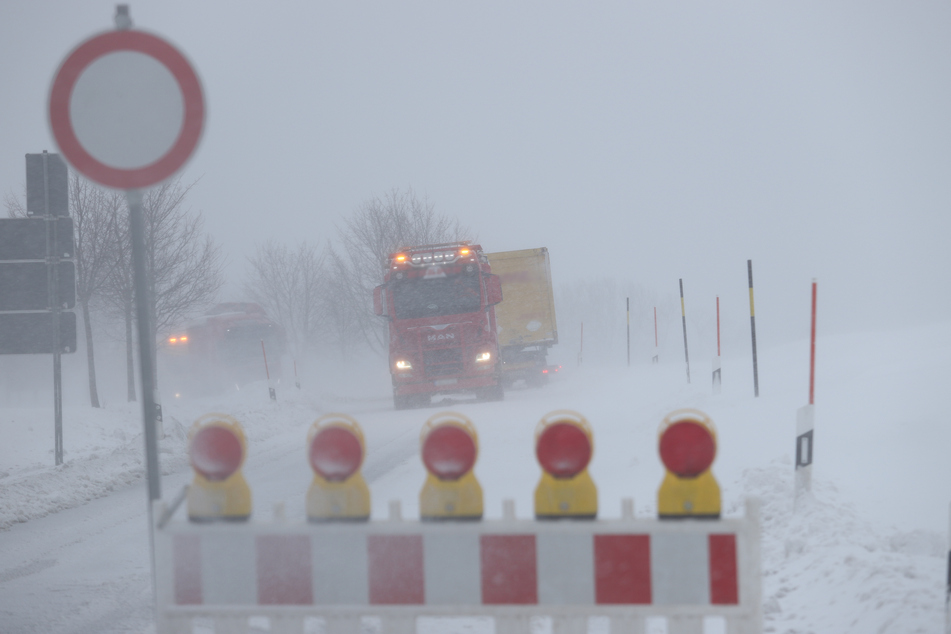Auf der S282A zwischen Schönfels und Hirschfeld ging am Dienstag nichts mehr! Mehrere Laster blieben stecken - die Straße wurde komplett gesperrt.