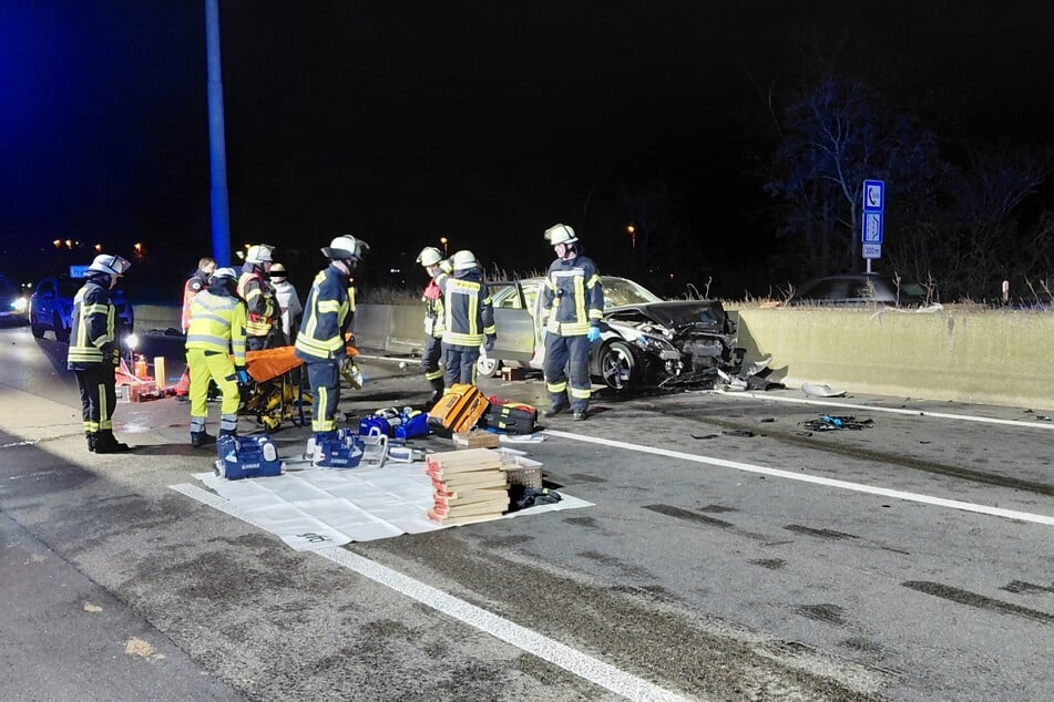 Die Bonner Feuerwehr rückte am frühen Dienstagabend zur Unfallstelle zwischen dem Autobahndreieck Bonn-Nordost und der Anschlussstelle Beuel aus.