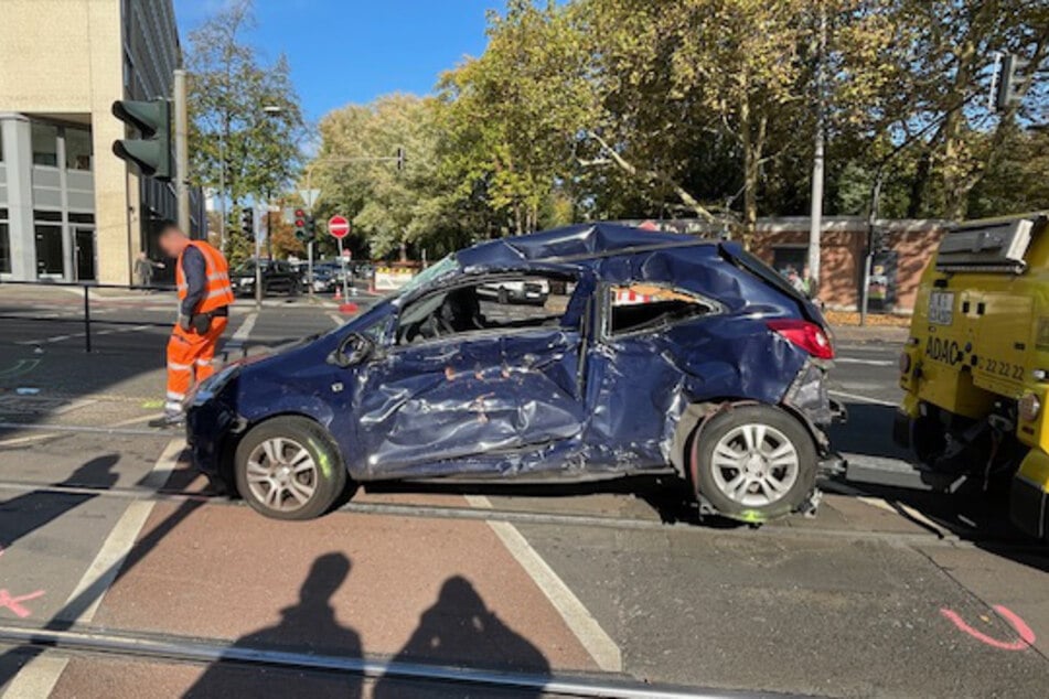 Der Wagen der Frau wurde bei dem Crash massiv demoliert.