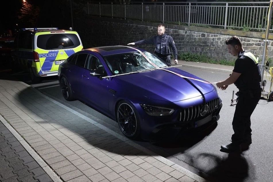 Polizisten sichern am 30. April 2025 die Spuren an dem 720-PS-starken Unfallwagen.