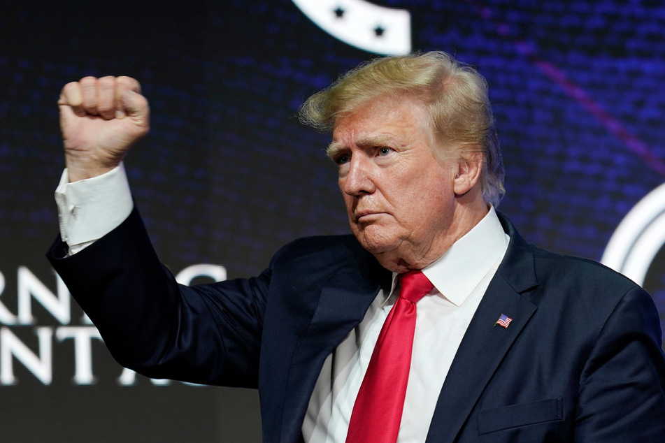 Trump mit erhobener Faust: Der 75-Jährige attackiert seine Gegner oft sehr hart.