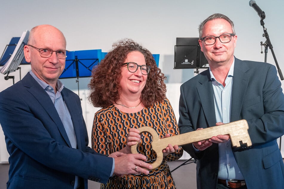 Stadtbezirksamtsleiter Jörg Lämmerhirt (v.l.), Jugendkunstschulchefin Valentina Marcenaro und Bürgermeister Jan Donhauser (CDU) bei der obligatorischen Schlüsselübergabe.