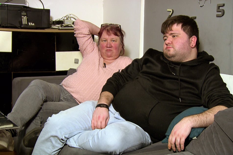 Sandra (55) and Son Jan (24) live together in a house - en vom Staat.