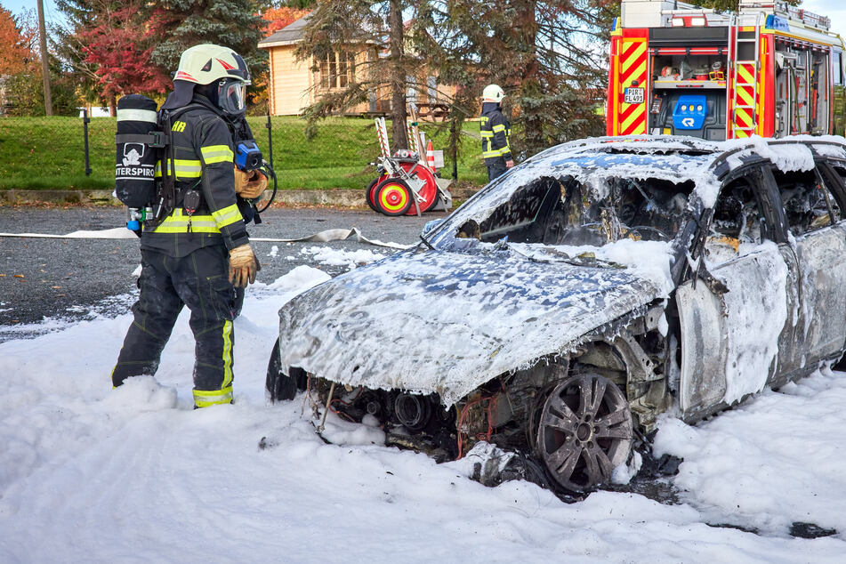 Dresden: Keine Chance für Feuerwehr: Mercedes brennt vollkommen aus