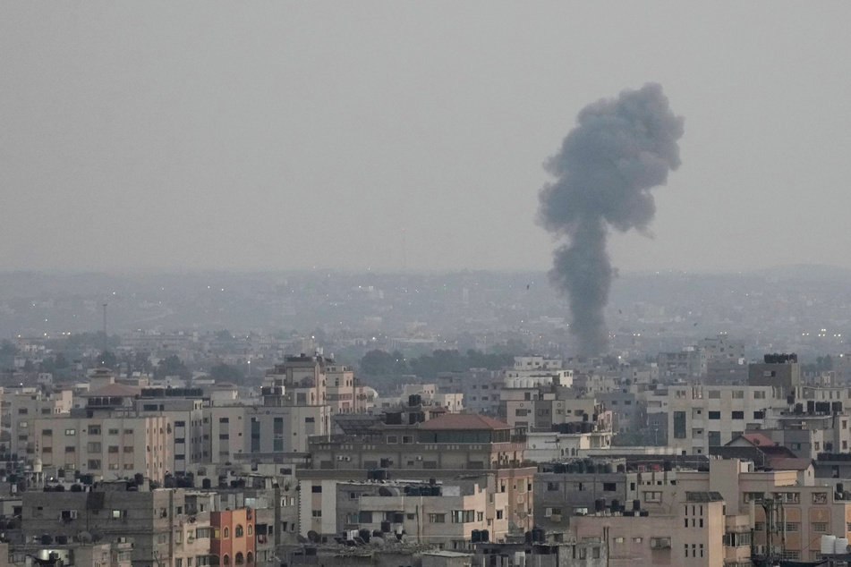 Dichter Rauch über Gaza-Stadt. Zuvor hat die israelische Luftwaffe einen Angriff geflogen.