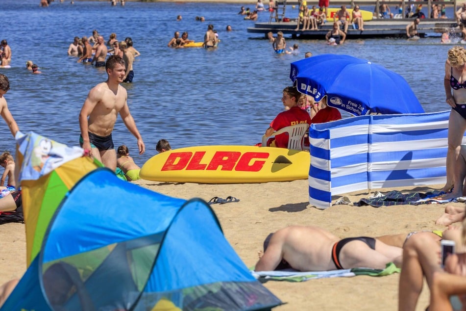In den Sommermonaten sichern Wasserretter der DLRG viele Badestellen, in Schwimmbädern wacht die Beckenaufsicht. Doch reicht das aus?