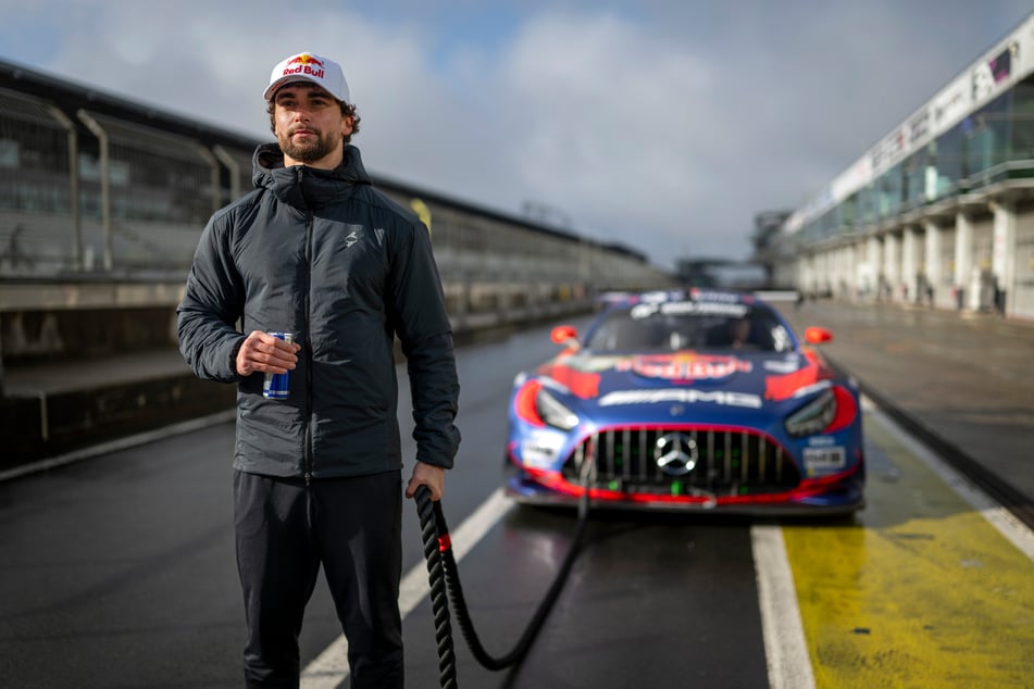 Seit Anfang April ist Arda Saatçi (28, Foto) auch offizieller Red-Bull-Athlet. Auf dem Nürburgring hieß kein Geringerer als Formel-1-Weltmeister Max Verstappen (28) den Extremsportler willkommen.