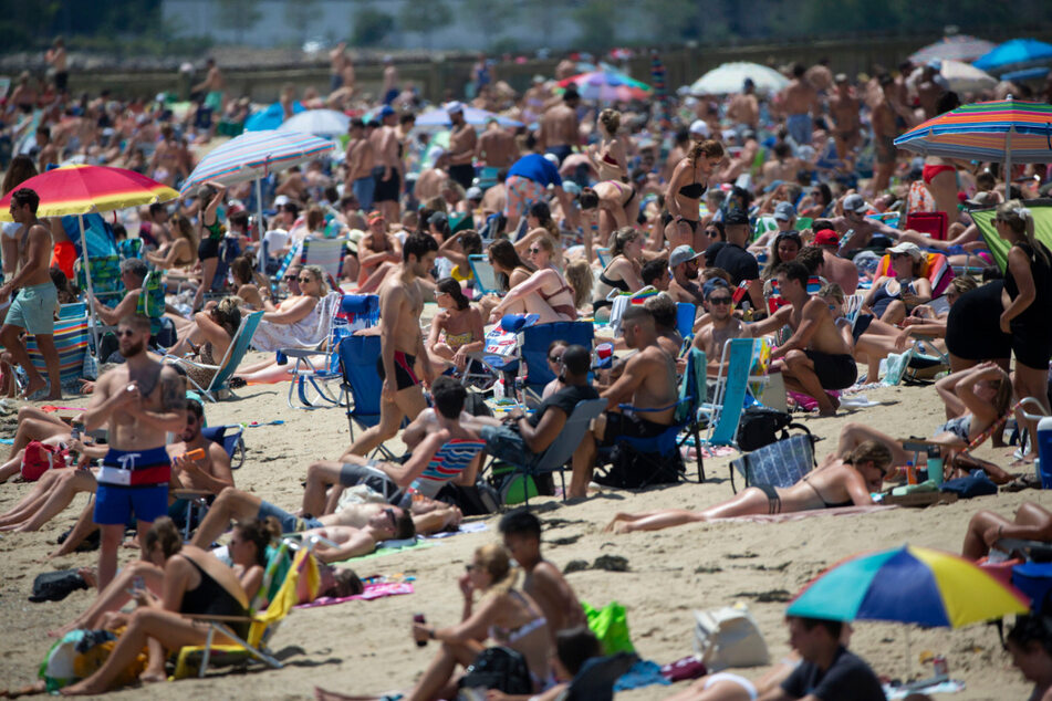 Trotz verheerender Corona-Zahlen: Unzählige Menschen entspannen sich Ende Juli bei sommerlichen Temperaturen am Strand von Boston.