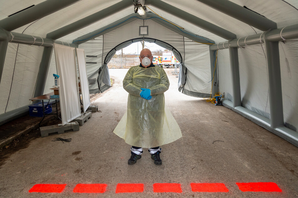 Medizinisches Personal wartet an einer neuen Drive-in-Teststation in der ehemaligen Bayern-Kaserne, die zu Corona-Tests für Reiserückkehrer eingerichtet wurde.