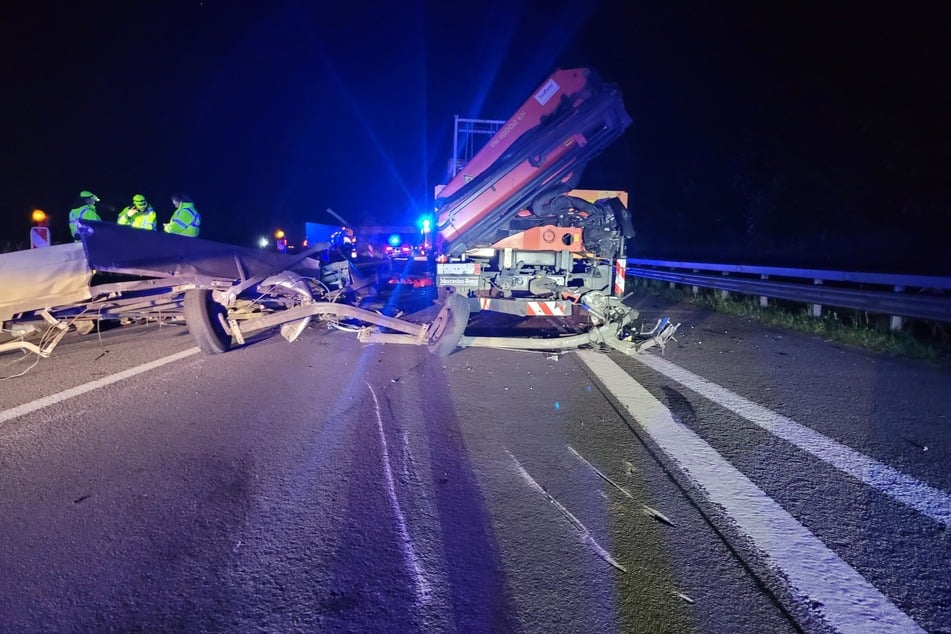 Unfall A7: Unfall auf Autobahn: Fahrer rast mitten in der Nacht in Baustelle