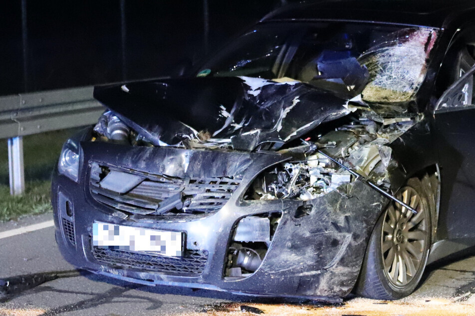 Schwerer Unfall auf der B38 bei Reinheim am späten Dienstagabend: Dieser Opel krachte in entlaufene Galloway-Rinder!