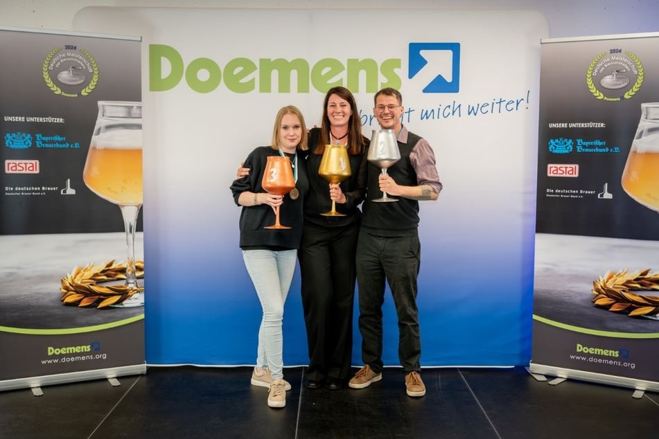 Bei der deutschen Meisterschaft 2024 erreichten zwei Leipziger das Podest. (v.l.n.r. Melanie Leutenegger, Siegerin Jutta Knoll, Franz Uhlig)