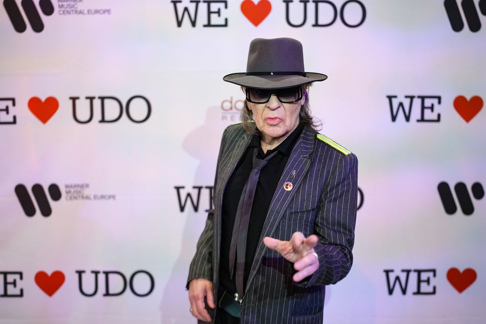 Udo Lindenberg steht vor der Listening-Session des neuen Albums "We love Udo" in der Astor Film Lounge HafenCity.