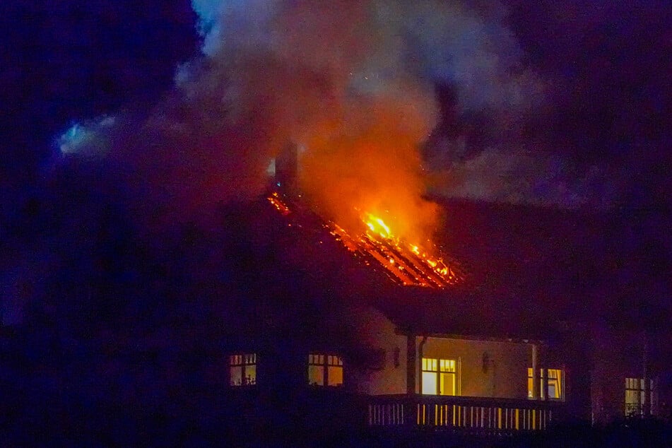 Das Haus stand lichterloh in Flammen.