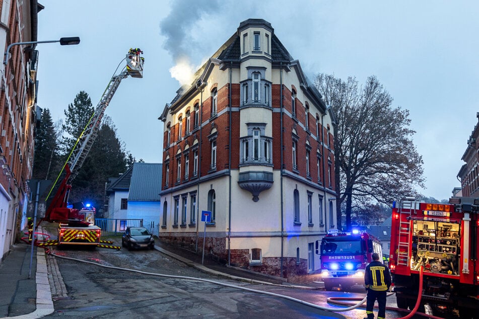 In einer Dachgeschosswohnung in der Melanchthonstraße brach ein Feuer aus. Beide Bewohner mussten ins Krankenhaus gebracht werden.