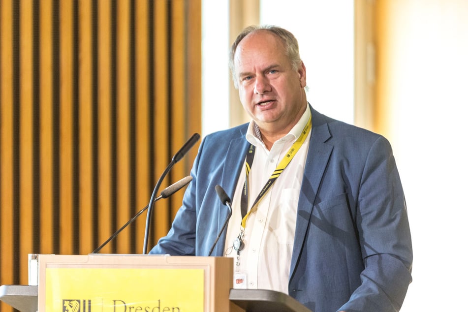 OB Dirk Hilbert (54, FDP) hält trotz Millionen-Nachzahlungen des Bundes an den geplanten DVB-Kürzungen fest.