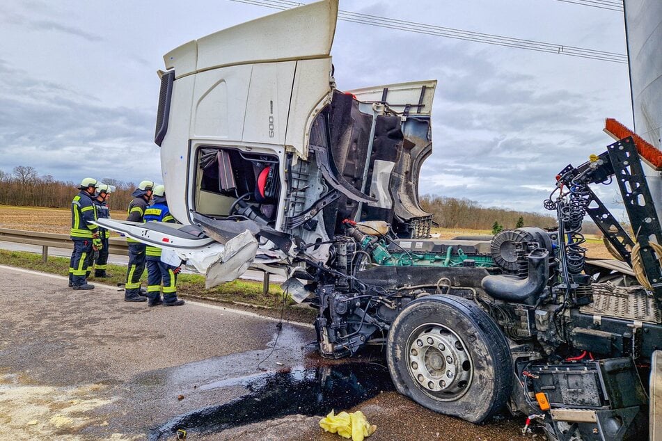 Der schwer beschädigte Lkw wurde abgeschleppt.