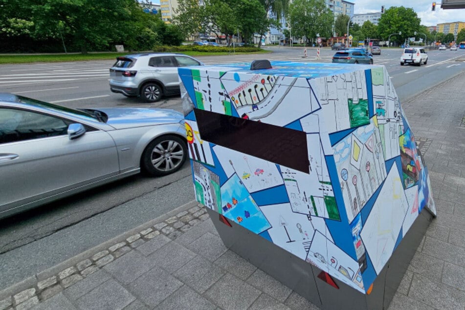 Der Blitzer-Anhänger steht aktuell in der Theaterstraße in der Höhe des Buono.