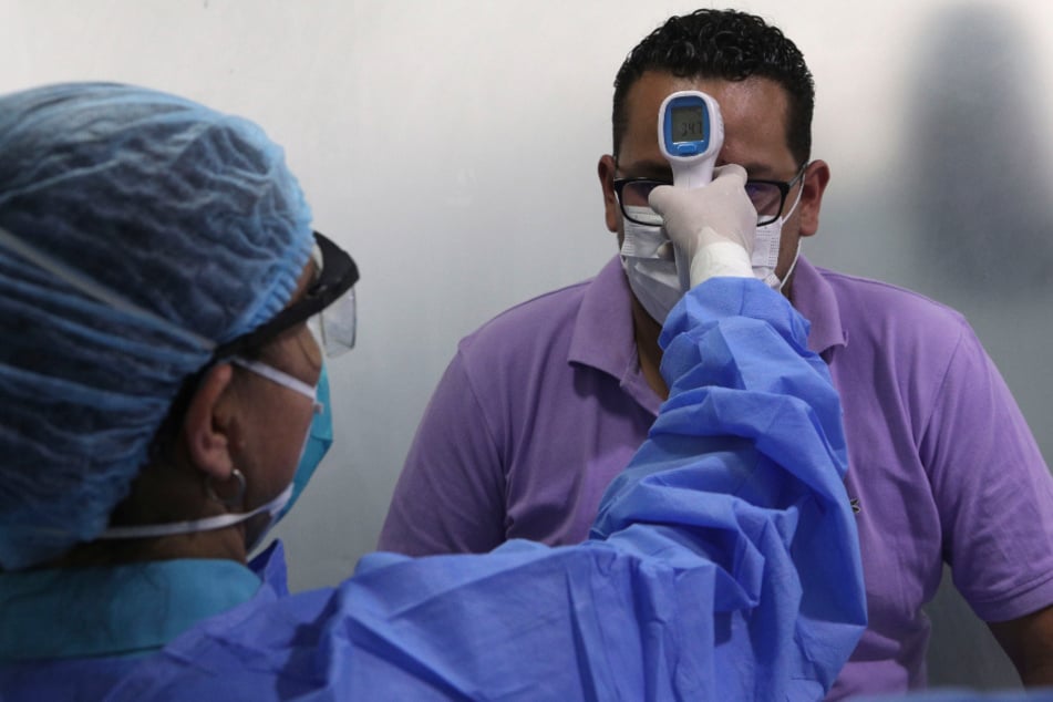 Das Coronavirus breitet sich aus: Hier wird einer Person Fieber gemessen.