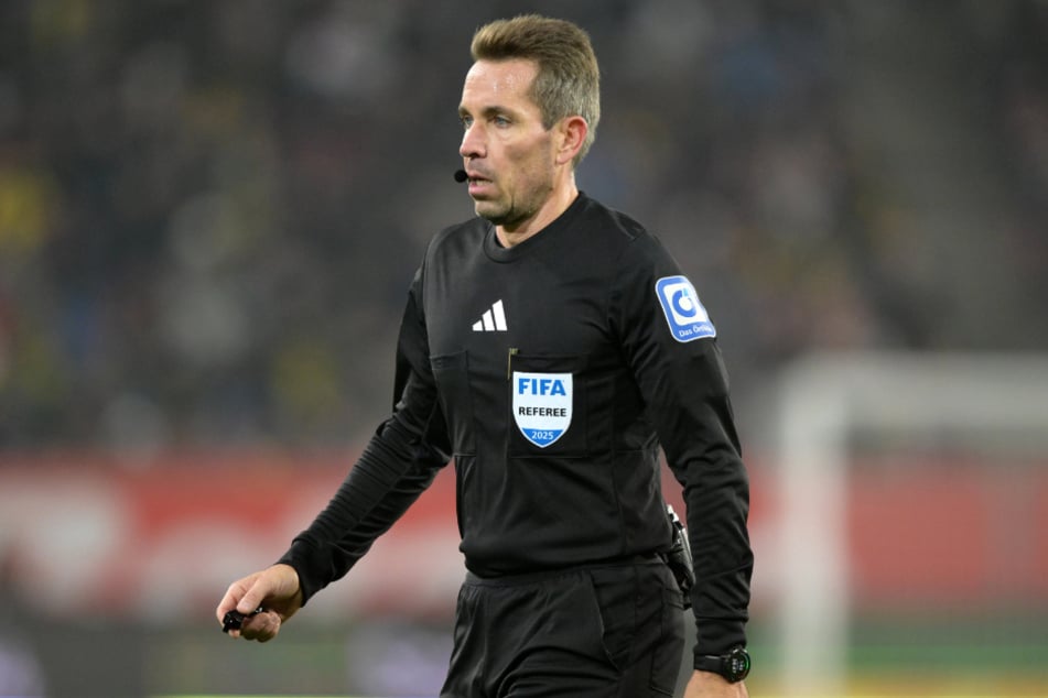 Schiri Tobias Stieler (44) leitet das Duell zwischen dem HSV und Eintracht Frankfurt am Samstag.