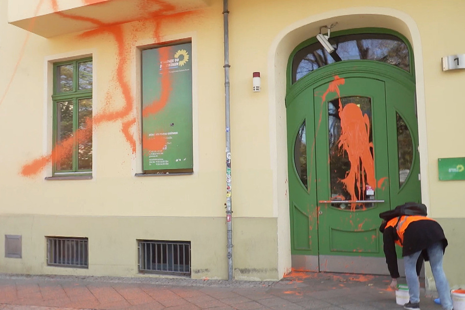 Im November vergangenen Jahres beschmierten Aktivisten der "Letzten Generation" die Fassade der Grünen-Partei-Zentrale in Berlin mit oranger Farbe. Nun müssen sie sich vor Gericht verantworten. (Archivbild)