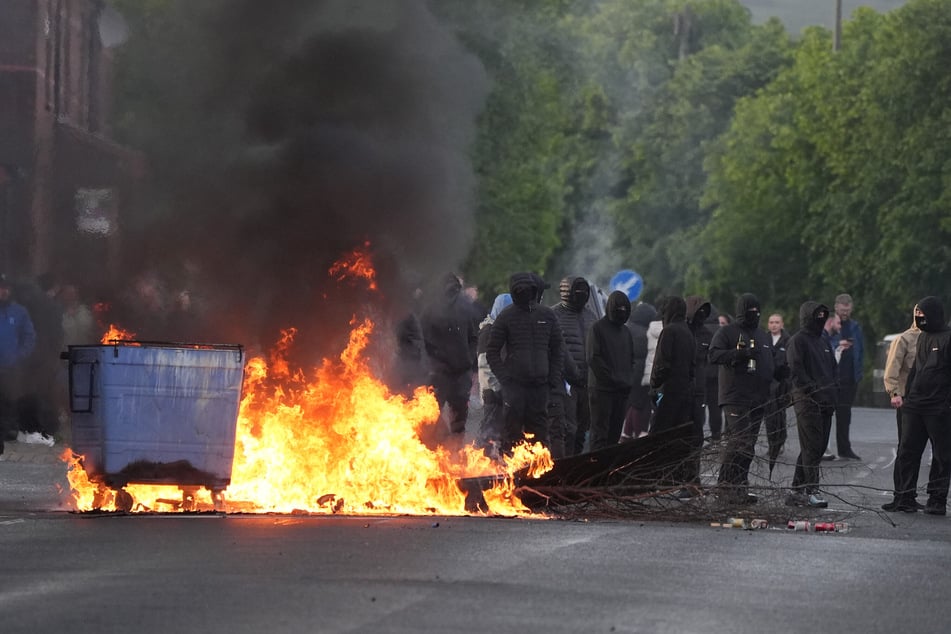 Die Demonstrierenden stecken alles in Brand, was sie finden können.