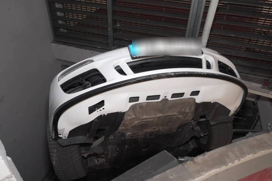 Der Porsche durchbrach die Betonwand in einem Parkhaus.