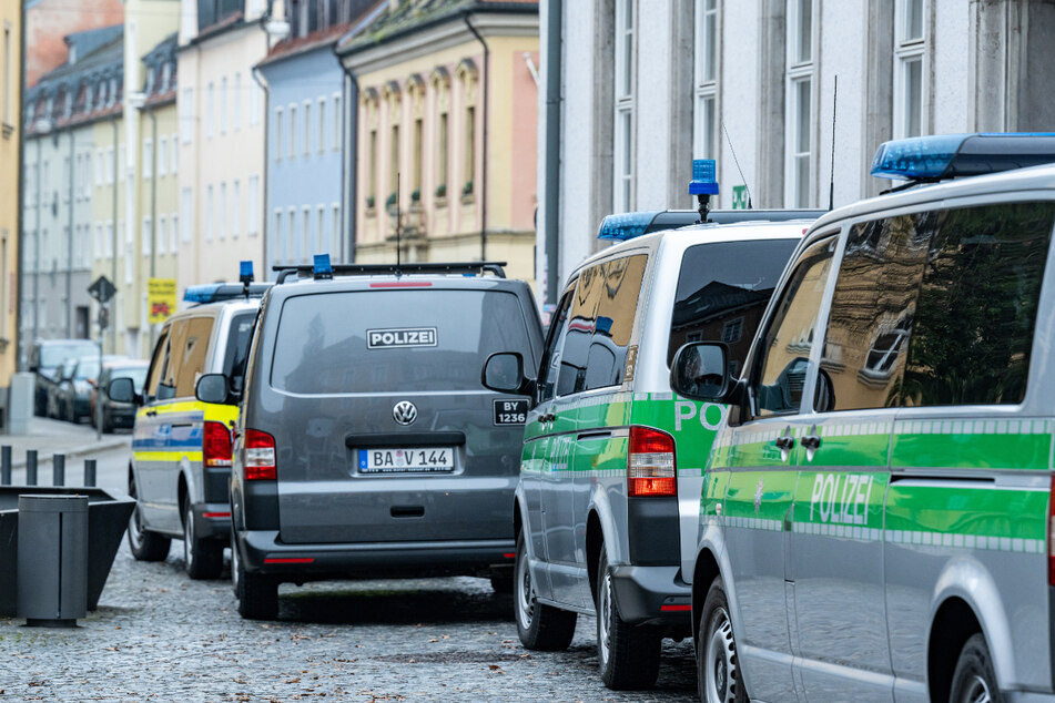 Polizeifahrzeuge stehen nach der Flucht in der Regensburger Innenstadt. Nach 100 Stunden konnte der Mann gefasst werden.