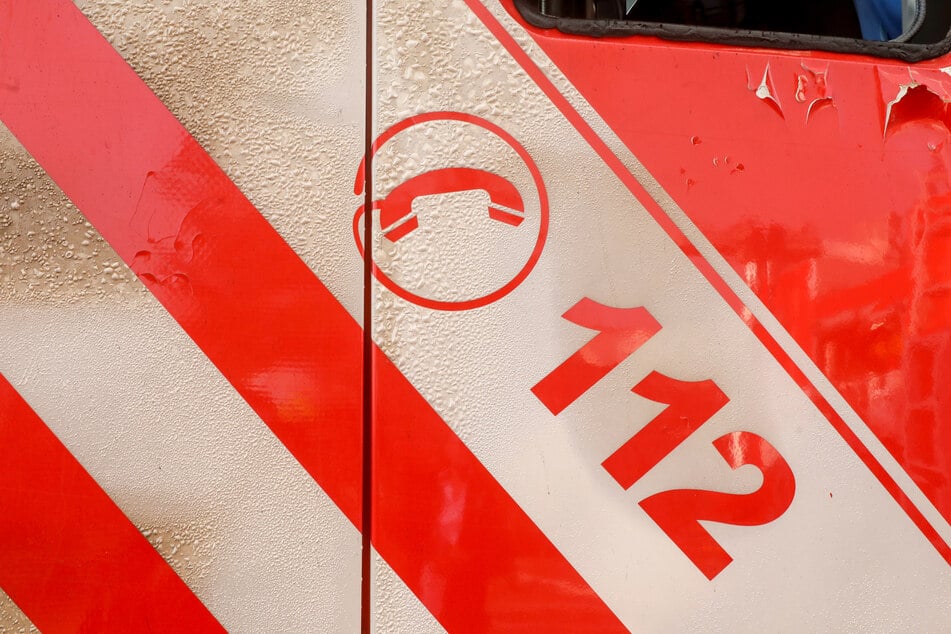 Ein Rettungswagen transportierte den verletzten Jungen kurz nach dem Unfall in ein Krankenhaus. (Symbolbild)